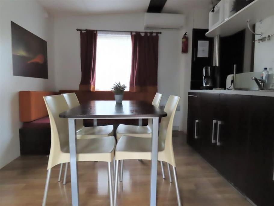 Mobile Home 6-Pers Camping Lei Suves-Cotes D'Azur-Including Airco Roquebrune-sur-Argens Eksteriør billede